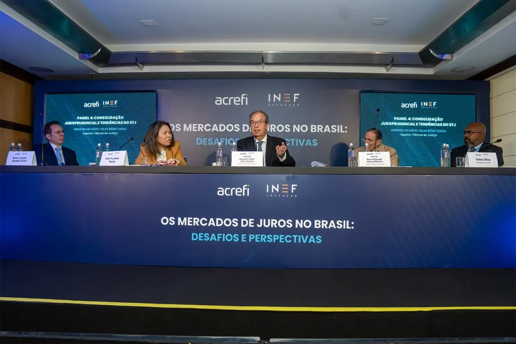 Mesa de debate do evento INEF e ACREFI sobre mercados de juros e segurança jurídica no Brasil